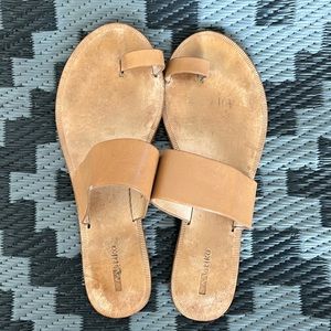 Matiko women’s size 9, leather toe ring sandal